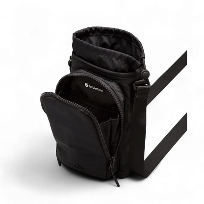 Bolsa para Garrafa Térmica - Cross Bottle Lululemon em preto, leve e compacta com alça ajustável e compartimentos para objetos pessoais.