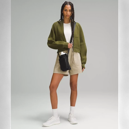 Mulher usando Bolsa para Garrafa Térmica - Cross Bottle Lululemon, verde, ideal para garrafas de até 1,2 L, prática para uso diário.