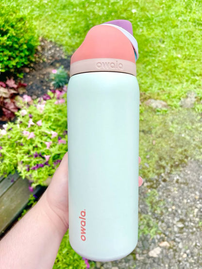 Garrafa Térmica Owala FreeSip - 946ml | 32oz com design inteligente e bico patenteado FreeSip, ideal para hidratação eficiente.