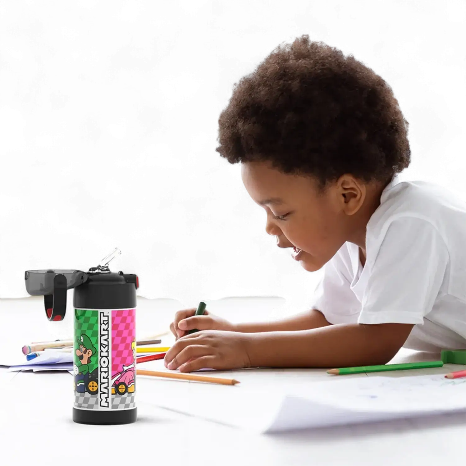 Criança desenhando com Garrafa Térmica Funtainer Thermos - 355ml ao lado.