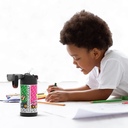 Criança desenhando com Garrafa Térmica Funtainer Thermos - 355ml ao lado.