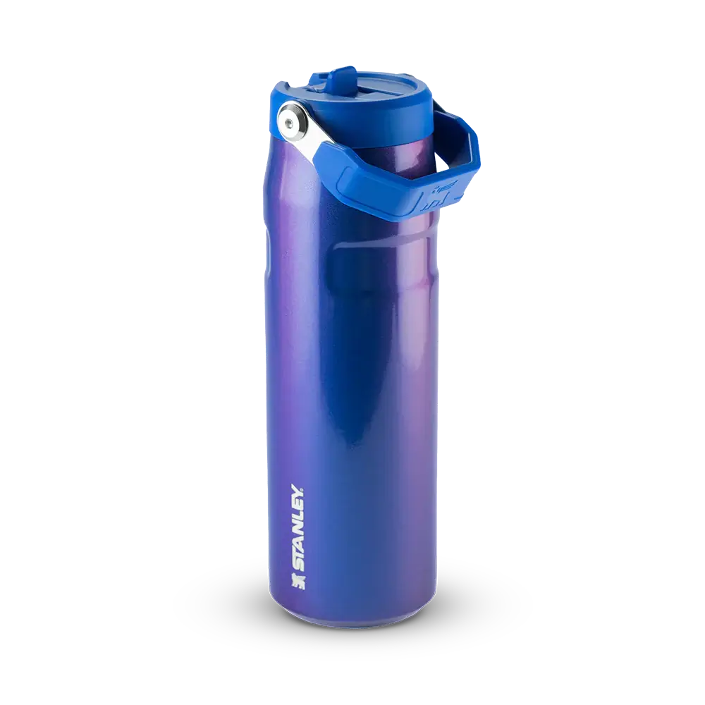 Garrafa Térmica Aerolight Flip Straw Stanley 710ml azul, leve e durável, com isolamento térmico para bebidas quentes ou frias.