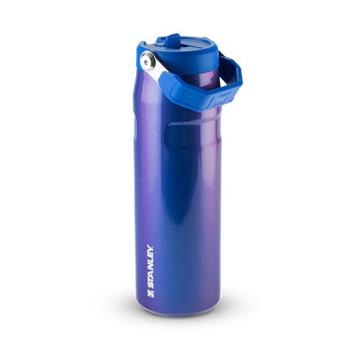 Garrafa Térmica Aerolight Flip Straw Stanley 710ml azul, leve e durável, com isolamento térmico para bebidas quentes ou frias.