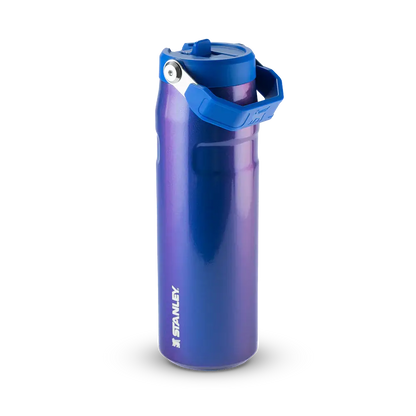 Garrafa Térmica Aerolight Flip Straw Stanley 710ml azul, leve e durável, com isolamento térmico para bebidas quentes ou frias.