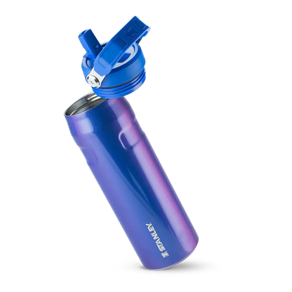 Garrafa Térmica Aerolight Flip Straw Stanley 710ml azul, leve e durável, isolamento a vácuo para manter bebidas frias ou quentes.