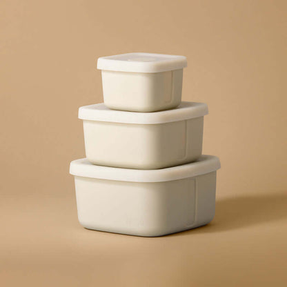 Fresh trio - Conjunto pote de silicone Creme PACCO empilhado sobre fundo bege, destacando praticidade e sustentabilidade.