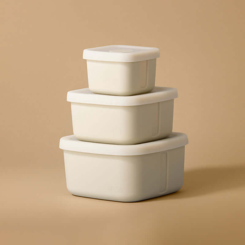 Fresh trio - Conjunto pote de silicone Creme PACCO empilhado sobre fundo bege, destacando praticidade e sustentabilidade.