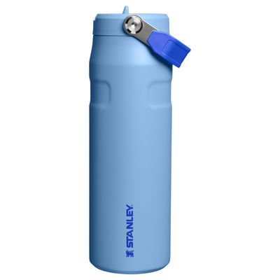 Garrafa Térmica Aerolight Flip Straw Stanley 710 ml Blue Sky, vista frontal com tampa fechada