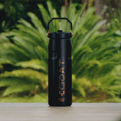 Garrafa Térmica Aerolight Flip Straw Stanley 710 ml Messi Black, vista frontal com tampa fechada, foto 41 de 142