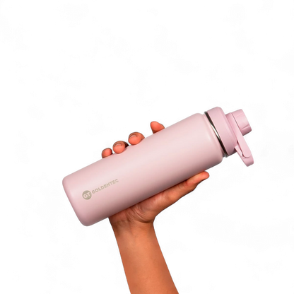 Garrafa Térmica Goldentec 750ml sendo segurada por uma mão, destaque para design elegante e durabilidade em aço inoxidável.