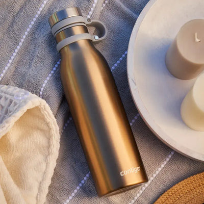 Garrafa Térmica Contigo Matterhorn THERMALOCK™ 591ml em superfície com velas decorativas.