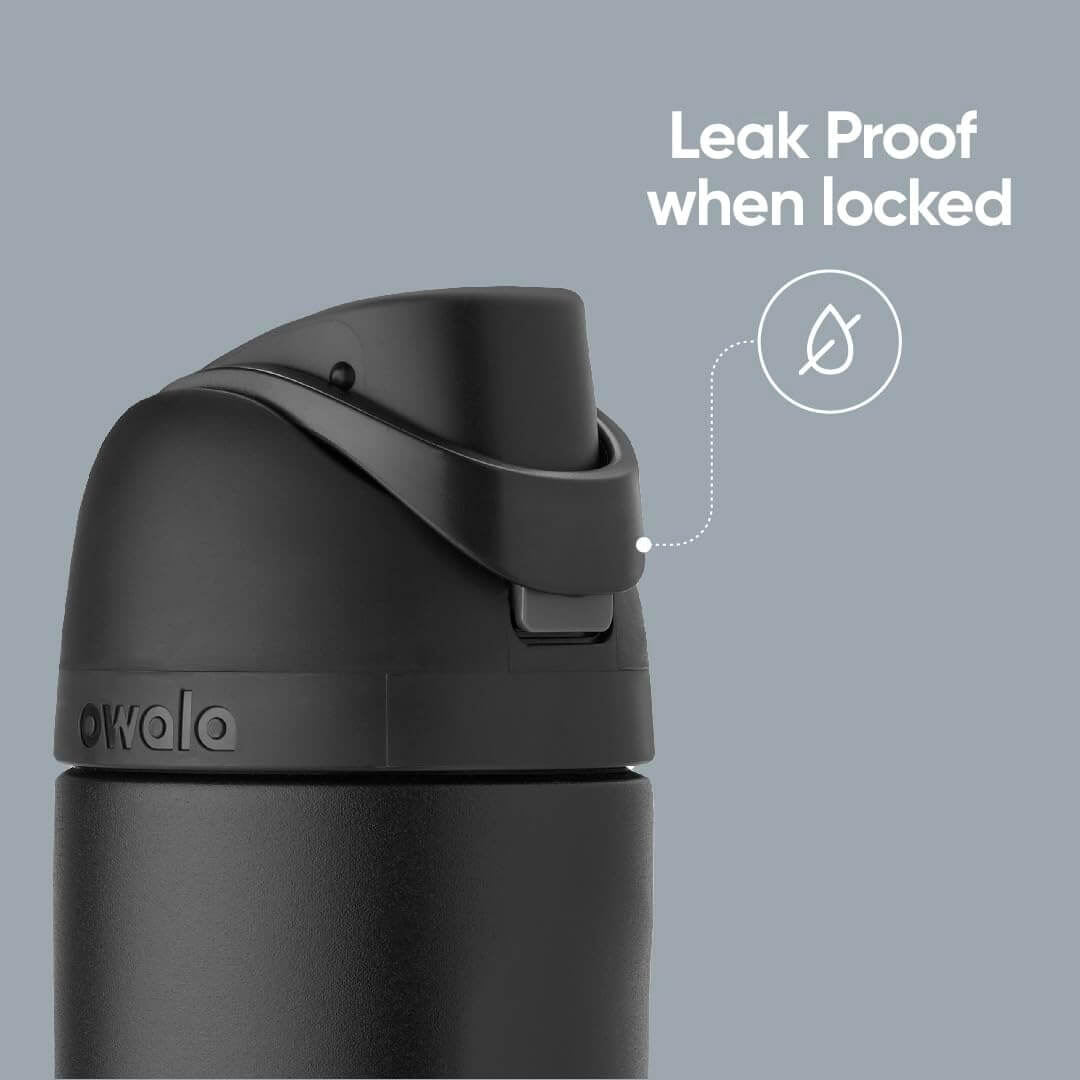 Garrafa térmica Owala FreeSip 710ml com design à prova de vazamentos e sistema de trava.