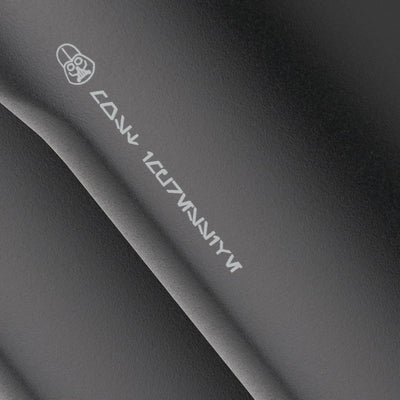 Close-up da Garrafa Térmica Owala FreeSip - 710ml | 24oz com design inteligente.