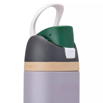Close-up da garrafa térmica Owala FreeSip de 710ml com design inteligente e tampa inovadora.