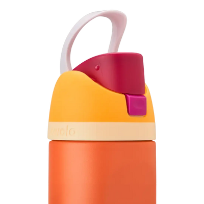 Detalhe da tampa da Garrafa Térmica Owala FreeSip - 710ml | 24oz com design inteligente e bico patenteado.