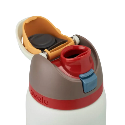 Garrafa Térmica Owala FreeSip - 710ml | 24oz em detalhe com bocal inclinado e canudo embutido para hidratação prática e moderna.