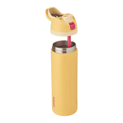 Garrafa térmica Owala FreeSip 710ml amarela exibindo design com tampa aberta e duas formas de beber.
