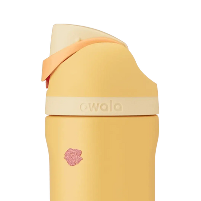 Garrafa térmica Owala FreeSip 710 ml com design inteligente e duas formas de beber, cor amarela.