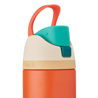 Detalhe da tampa da Garrafa Térmica Owala FreeSip - 710ml | 24oz com design moderno e botão de abertura rápida.