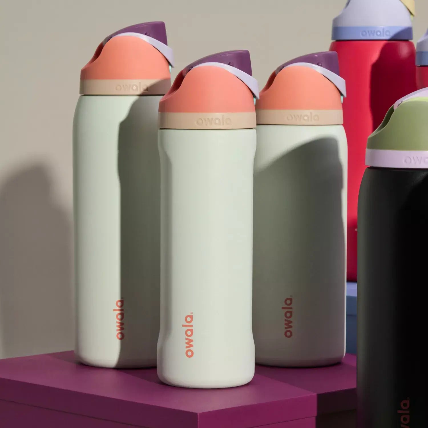 Garrafa térmica Owala FreeSip 710ml em cores vibrantes, destacando design inteligente e funcionalidade prática para hidratação moderna.