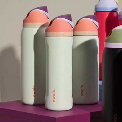 Garrafa térmica Owala FreeSip 710ml em cores vibrantes, destacando design inteligente e funcionalidade prática para hidratação moderna.