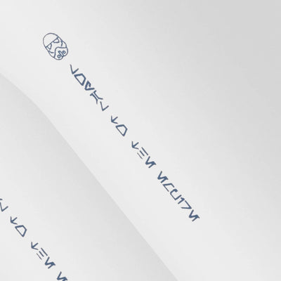 Texto em alfabeto desconhecido com símbolos sobre papel branco