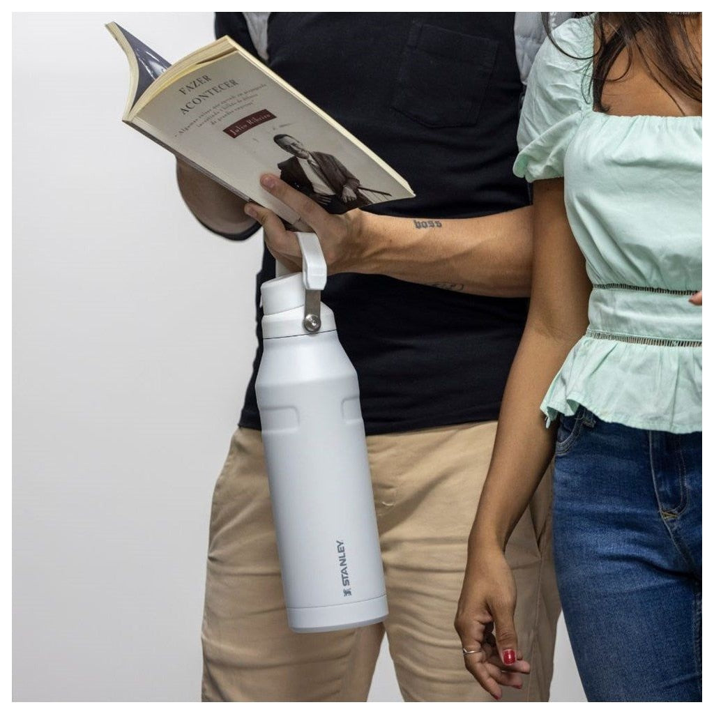 Garrafa Térmica Stanley Aerolight™ Fast Flow 1,1 L Polar, em uso por uma pessoa