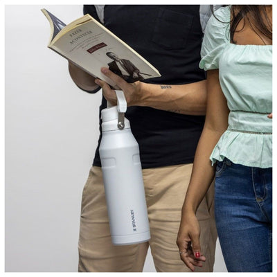 Garrafa Térmica Stanley Aerolight™ Fast Flow 1,1 L Polar, em uso por uma pessoa