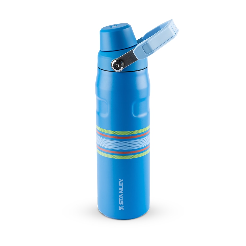 Garrafa Térmica Stanley Aerolight™ Fast Flow 710 ml Varsity Azure Stripes, com a tampa aberta