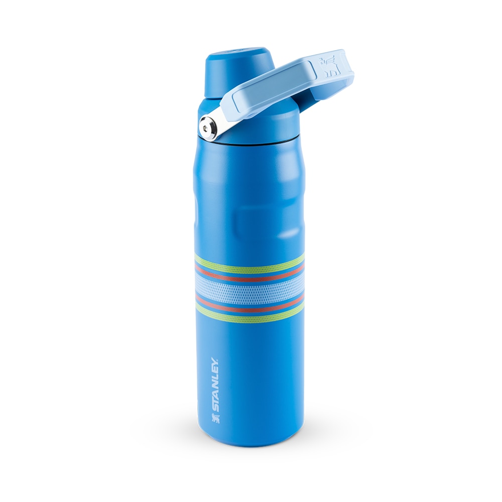 Garrafa Térmica Stanley Aerolight™ Fast Flow 710 ml Varsity Azure Stripes, vista frontal com tampa fechada