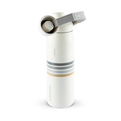 Garrafa Térmica Stanley Aerolight™ Fast Flow 710 ml Varsity Cream Ash Stripes, com a tampa aberta, foto 118 de 141