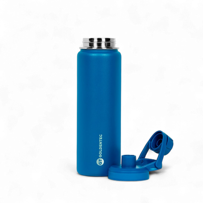 Garrafa Térmica Goldentec 750ml azul com tampa aberta, desempenho térmico de 12h quente e 24h frio, design moderno e eficiente.