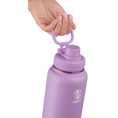 Pessoa segurando Garrafa Térmica Takeya Actives 946ml em cor lilás com tampa prática.