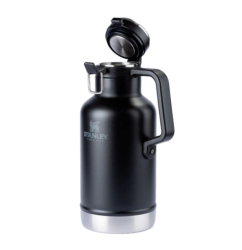Growler Térmico Classic 1.9L Stanley com tampa aberta, mostrando seu design robusto e capacidade de conservação térmica ideal para uso intenso.