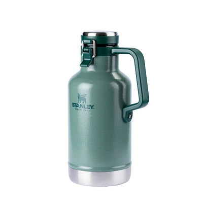 Growler Térmico Classic 1.9L Stanley com design robusto e capacidade para 1,9 litros em verde icônico, ideal para máxima conservação térmica.