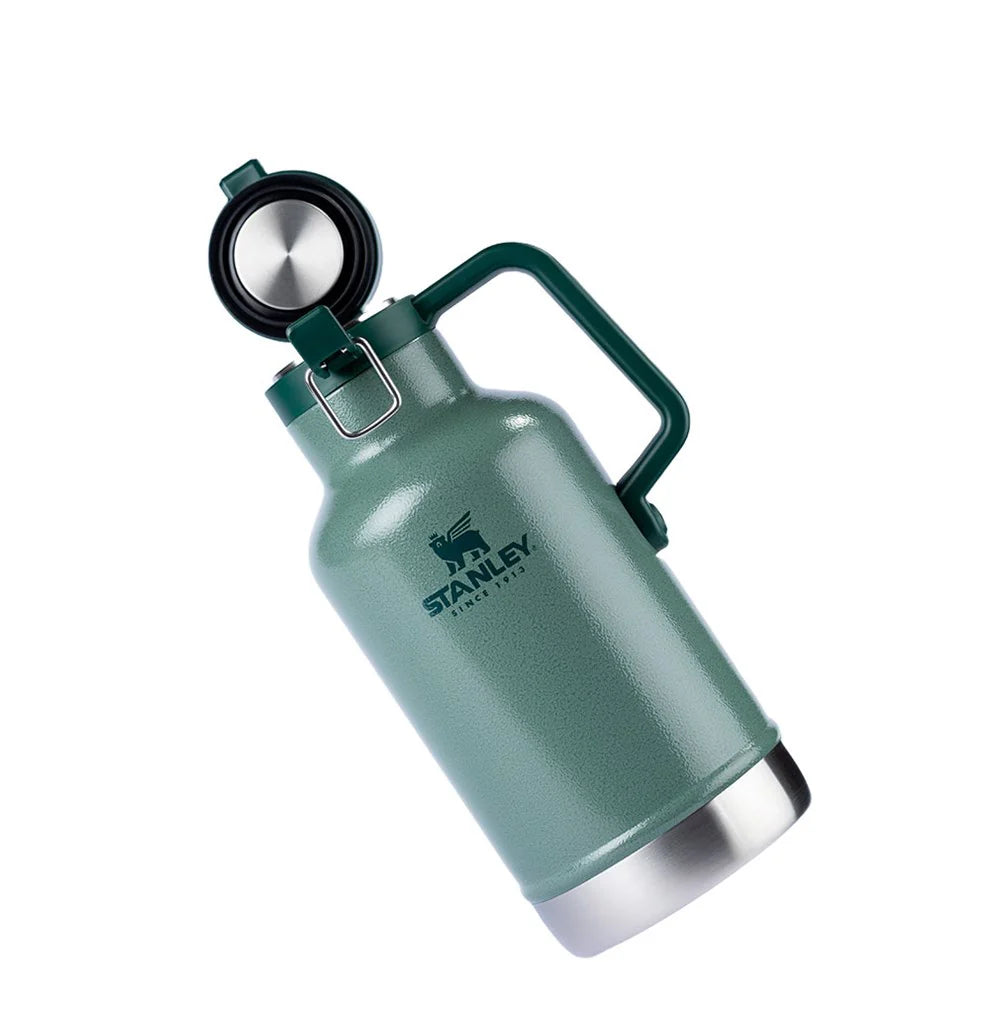 Growler Térmico Classic 1.9L Stanley in green with robust design for maximum thermal conservation.