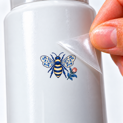 Porcelana Azul — Abelha — sticker UV DTF individual com verniz — detalhe de aplicação