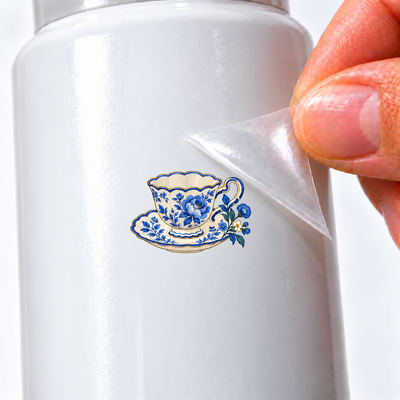 Porcelana Azul — Xícara — sticker UV DTF individual com verniz — detalhe de aplicação