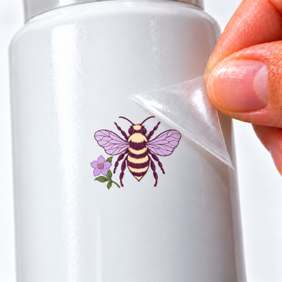Lavanda Botânica — Abelha — sticker UV DTF individual com verniz — detalhe de aplicação