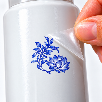 Porcelana de Coalas — Ramo de lótus — sticker UV DTF individual com verniz — detalhe de aplicação