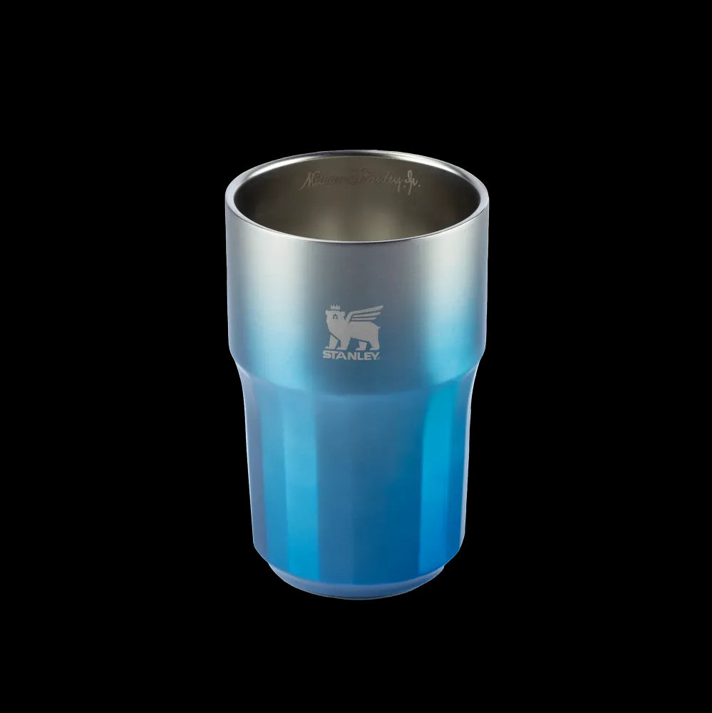 Beer Tumbler Happy Hour Stanley - 384ml, copo térmico azul elegante para bebidas, ideal para manter a temperatura por mais tempo.