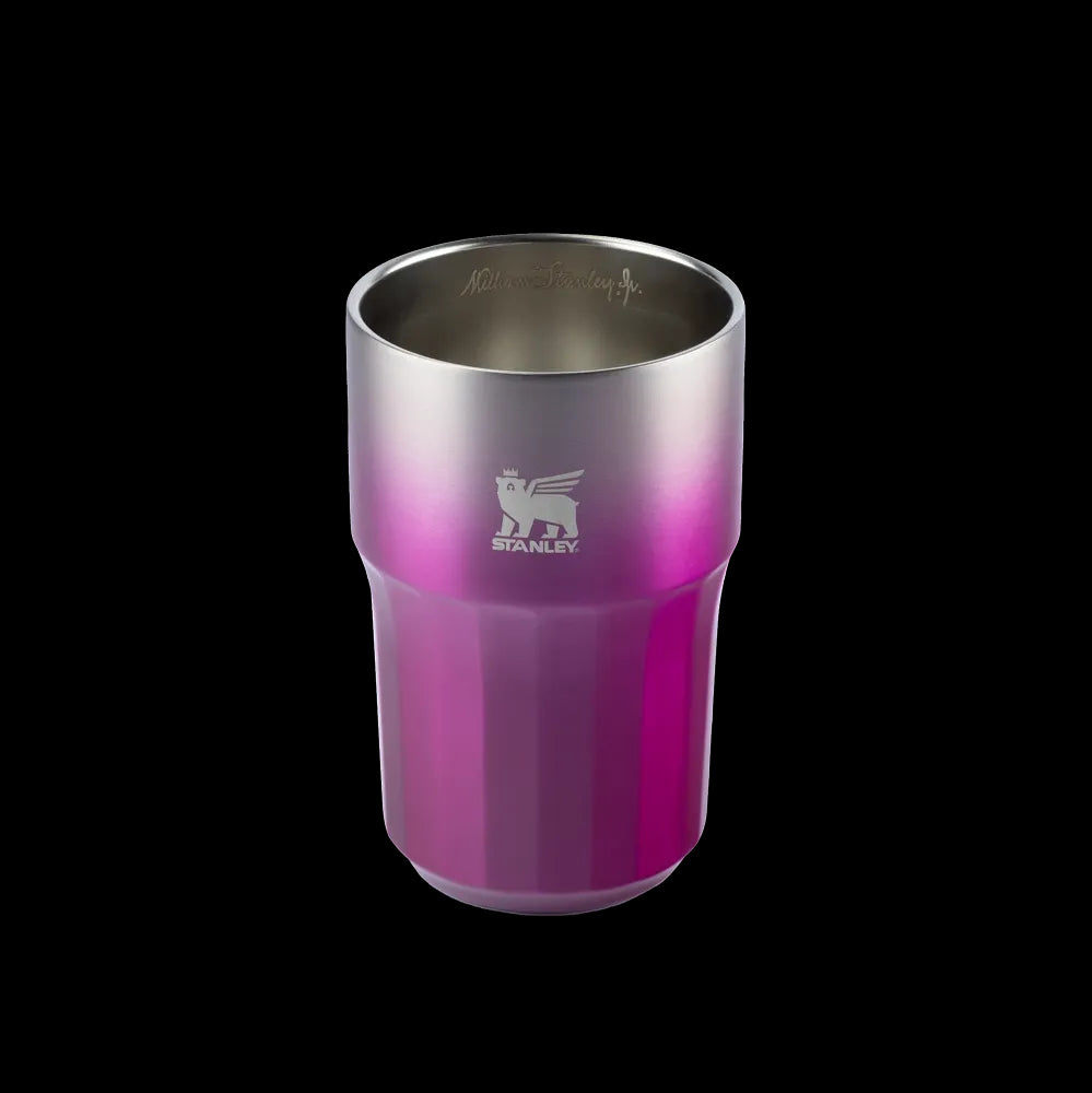 Copo térmico Beer Tumbler Happy Hour Stanley - 384ml em acabamento fúcsia, ideal para manter a temperatura ideal de bebidas.