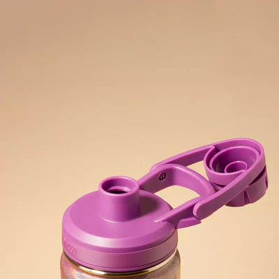 Tampa roxa da Garrafa Térmica PACCO Hydra V3 500ml PURETASTE® | PEDRAS PRECIOSAS em fundo bege.