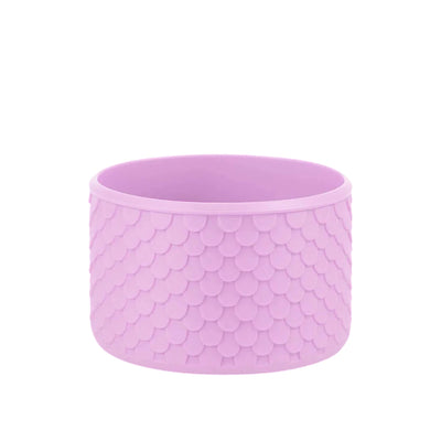 Capa de Silicone Sereia - Tamanho Original roxa com textura de escamas, proporcionando charme para copos e garrafas.