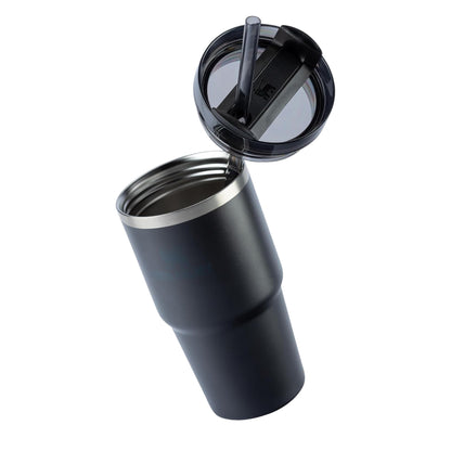 Copo Quencher com alça Stanley | 591ml em inox preto com canudo reutilizável e tampa aberta, exibindo design sofisticado e isolamento térmico.