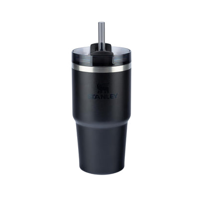 Copo Quencher com alça Stanley | 591ml, design sofisticado em preto, com canudo reutilizável e isolamento térmico eficaz.