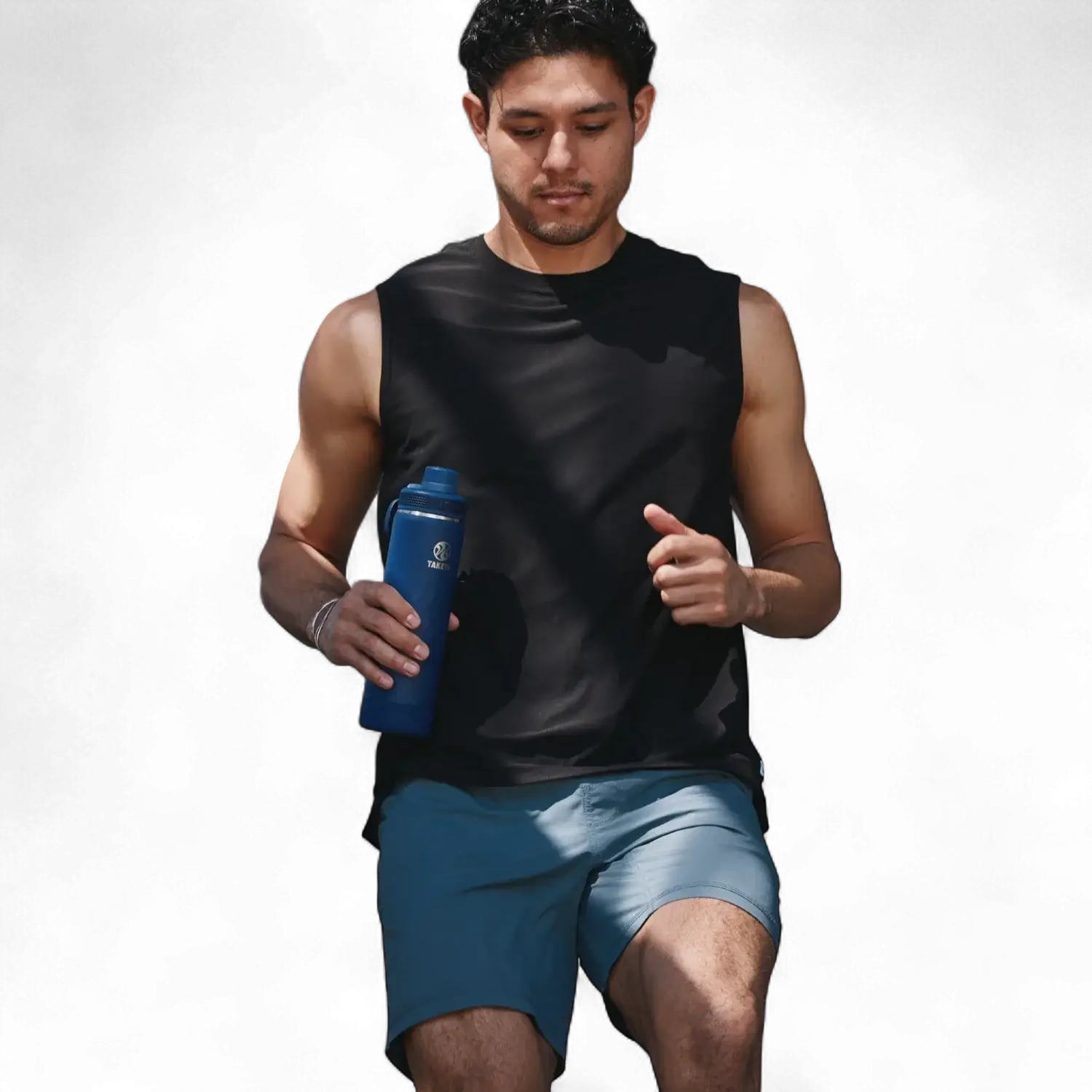 Homem correndo com a Garrafa Térmica Takeya 650ml Spout Lid Sport, ideal para atividades ao ar livre e treinos intensos.