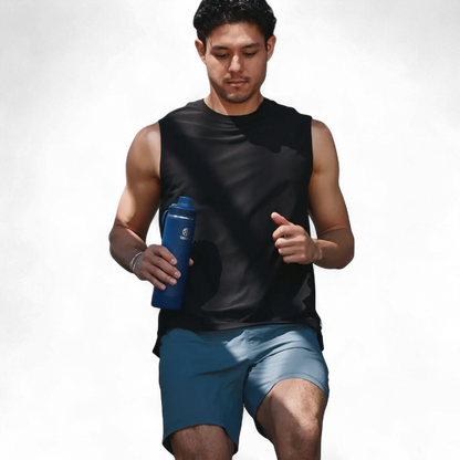 Homem correndo com a Garrafa Térmica Takeya 650ml Spout Lid Sport, ideal para atividades ao ar livre e treinos intensos.
