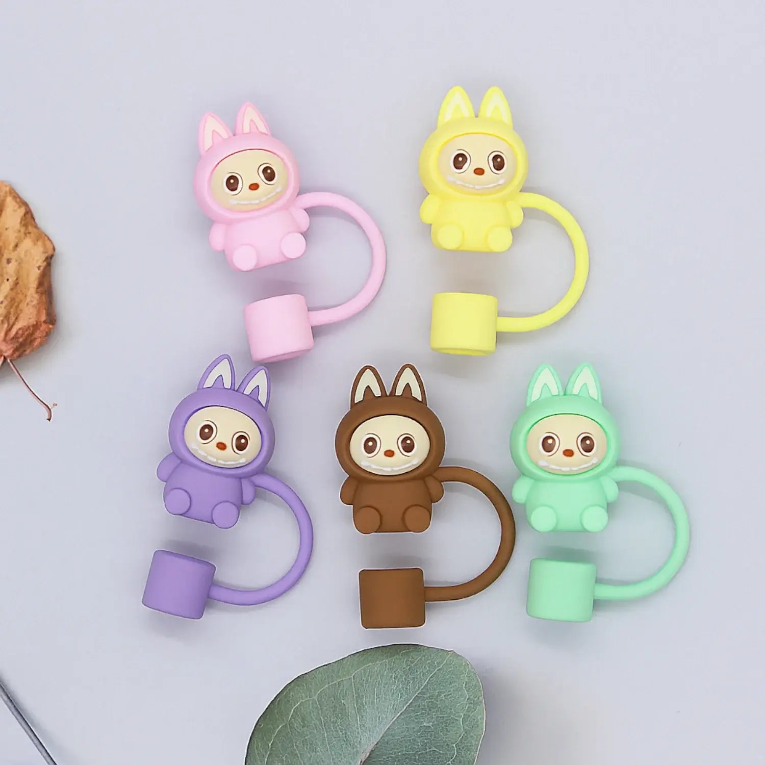 Protetor de Canudo Quencher - Labubu em silicone colorido com design divertido de personagens infantis.