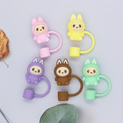 Protetor de Canudo Quencher - Labubu em silicone colorido com design divertido de personagens infantis.